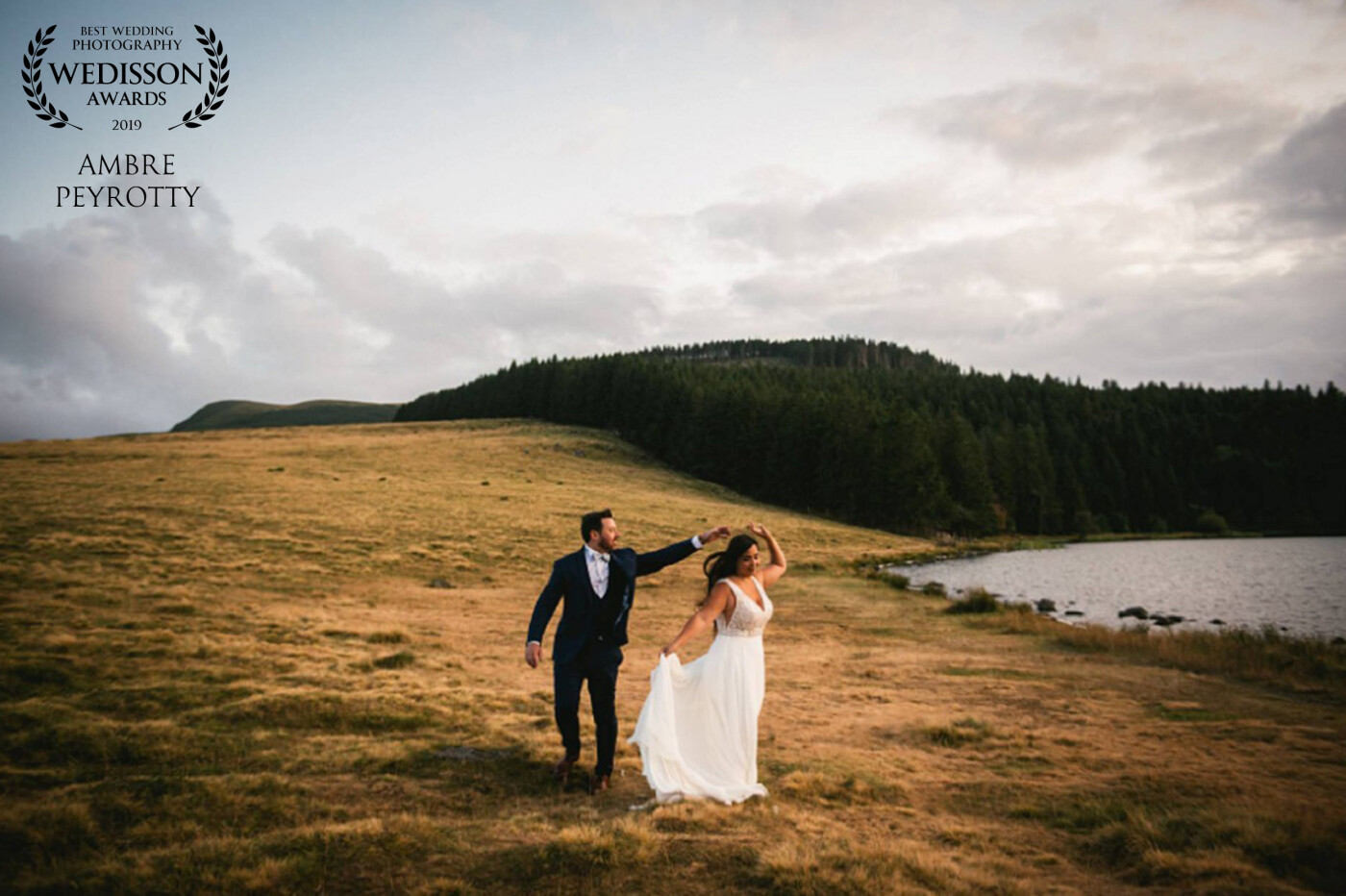 Elodie and Dean got married this summer and they wanted something special to remember this beautiful day. This is why we headed to the moors to create a stunning session at sunset. Even if it was a cloudy day, we still had an amazing light (and extraordinary moments to remember!).