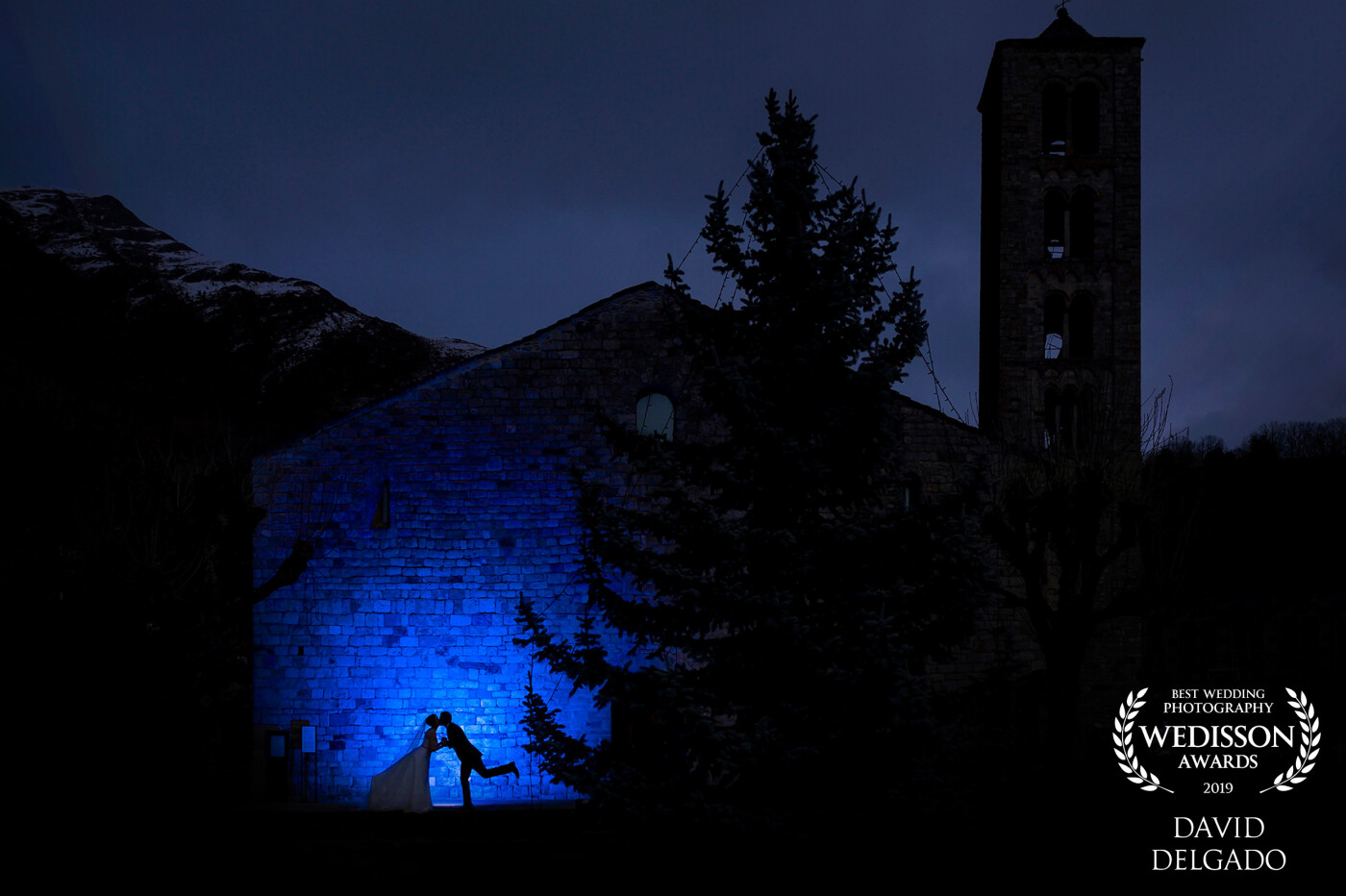 Blue - The church of Sant Climent Taüll, a magical place chosen to make the post-wedding of Mireia and Lluis, the preferred color for her is blue.