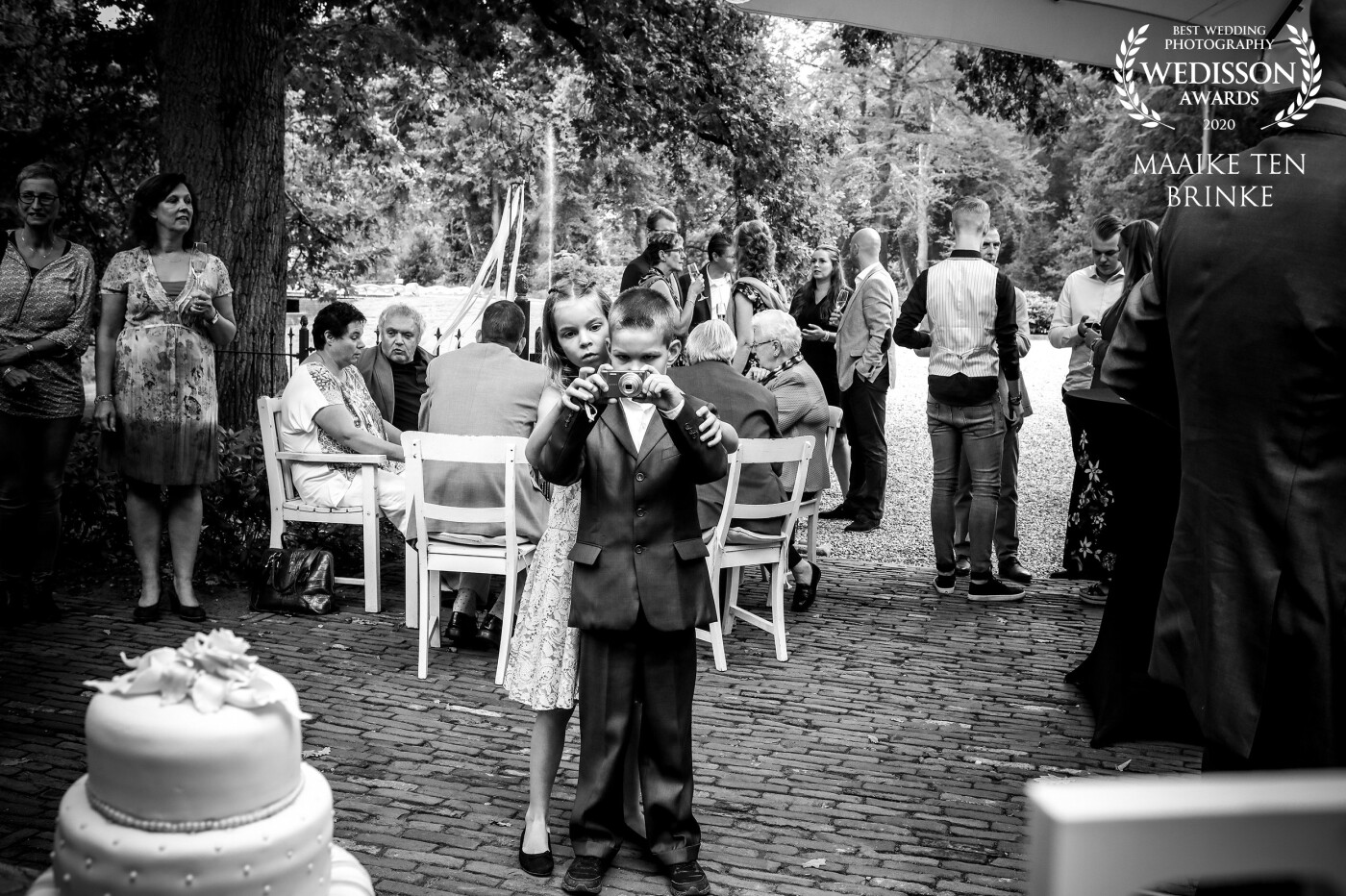 These bridal children also wanted to take nice pictures of the wedding day and the fantastic wedding cake. And so they did! A wonderful moment to secretly capture.