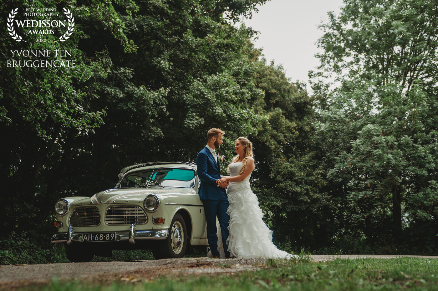 Thijs and Laura hired this beautiful green oldtimer for their wedding. Of course we should involve it in the photos. Look at her beautiful dress and the light. Can't believe it has been raining for more than an hour right before this moment. We where so lucky!