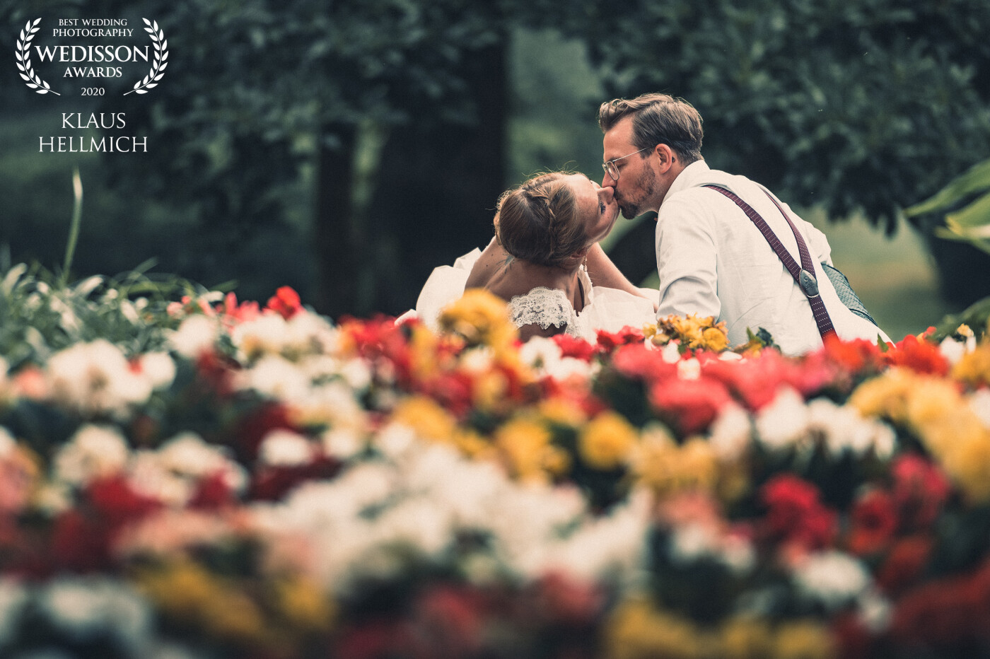 summertime and wedding time in the west of Germany. a cute couple in front of colorful flowers in a  park area.  I'm not quite sure if the couple recognized me in that moment :-)