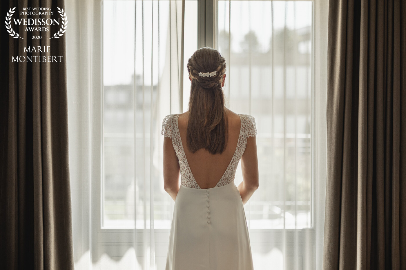 After getting ready, I always take time for a quick shoot of the bride and the groom - separately - before we lead the ceremony. We take this time to breathe. to feel this time. to feel the coming moment. To let go off the stress. To feel light and ready for this intense moment.