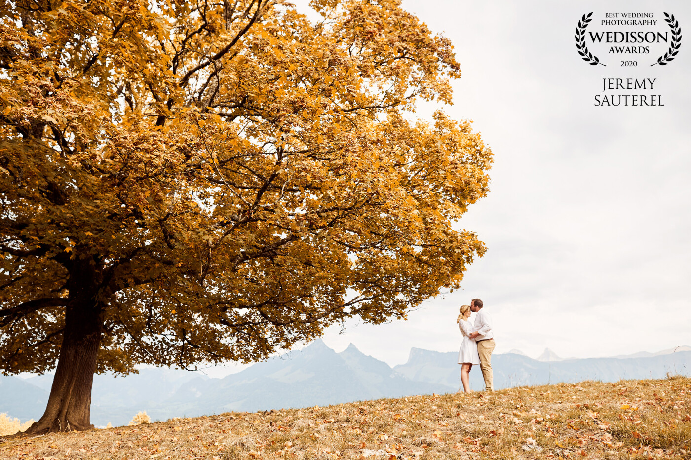 An engagement session in the fall with future brides and grooms. In the background the Friborg mountains in Switzerland. I simply asked the couple to do a few kisses while I backed up with my camera.