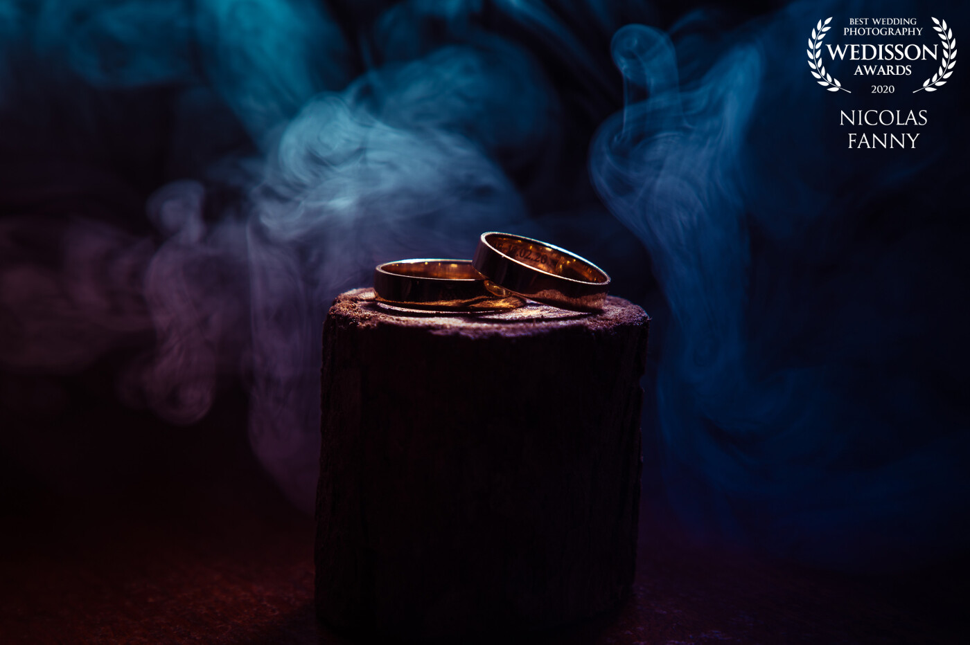 Shooting rings is often a sort of monotony. You find them at each wedding even though they are different. The challenge is to be able to have different compositions and ideas to bring to life this object which symbolizes lifetime commitment.