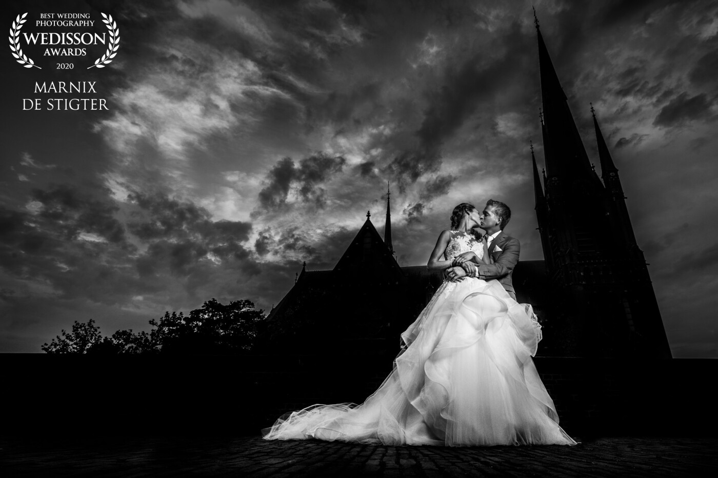 At sunset, we held a short photoshoot with this wedding couple. Taken in the city center of Woerden in the middle of the Netherlands, the light was just perfect for a beautiful silhouette shot with the church in the background.