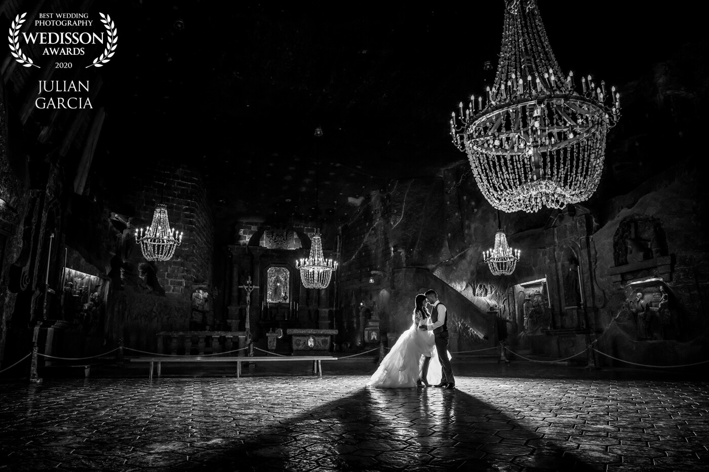 The salt mines of Krakow is a fairytale place, the bride's dress was great to capture the moment and be able to move to Disney tales where the princesses dance for the guests to see, I am still fascinated by the beauty of the place .