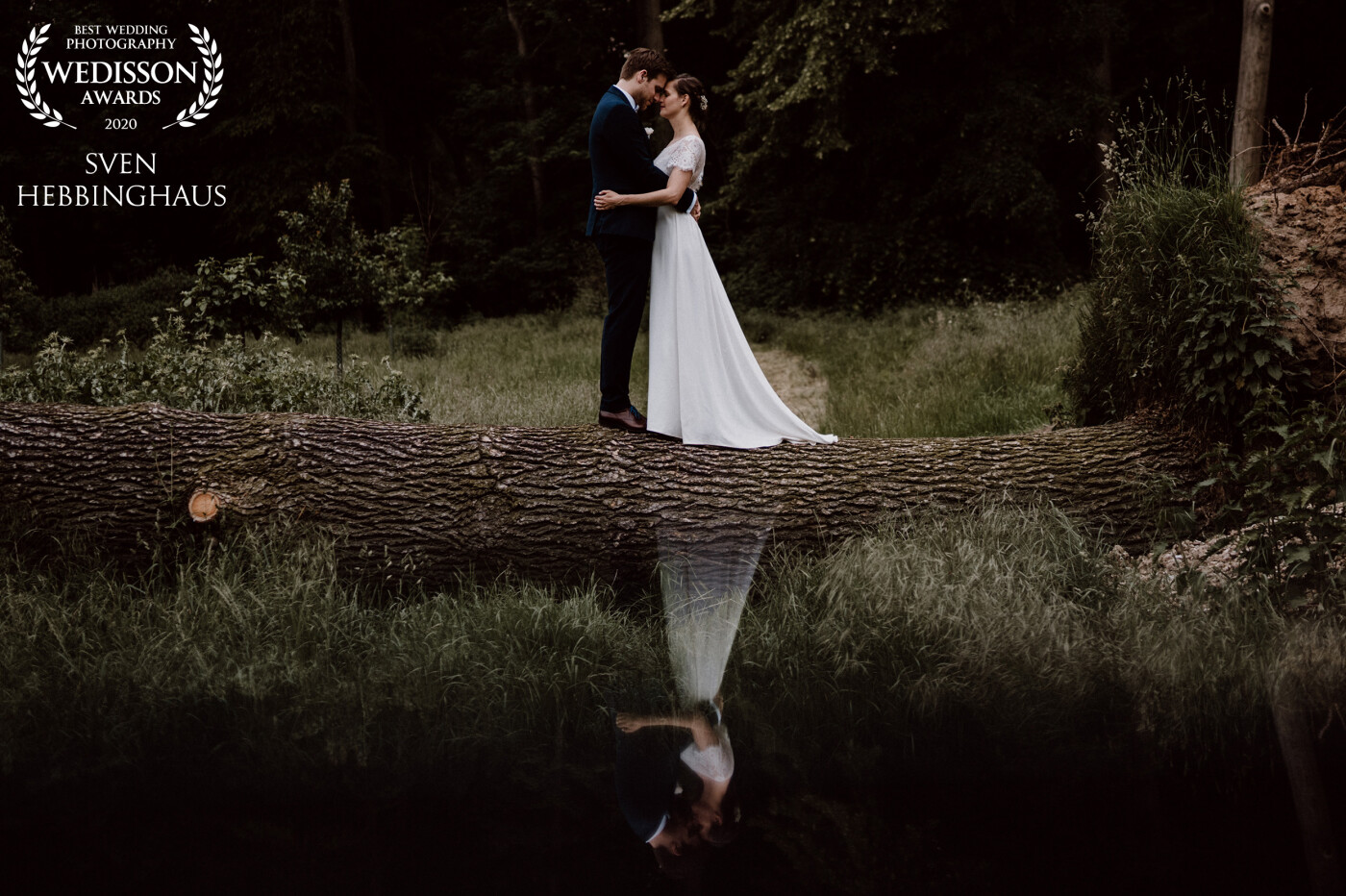 I think this moment just looks very intimate. I made the reflection directly during the shot. No photoshop afterward. I like these reflections because they give the picture more depth and expression!