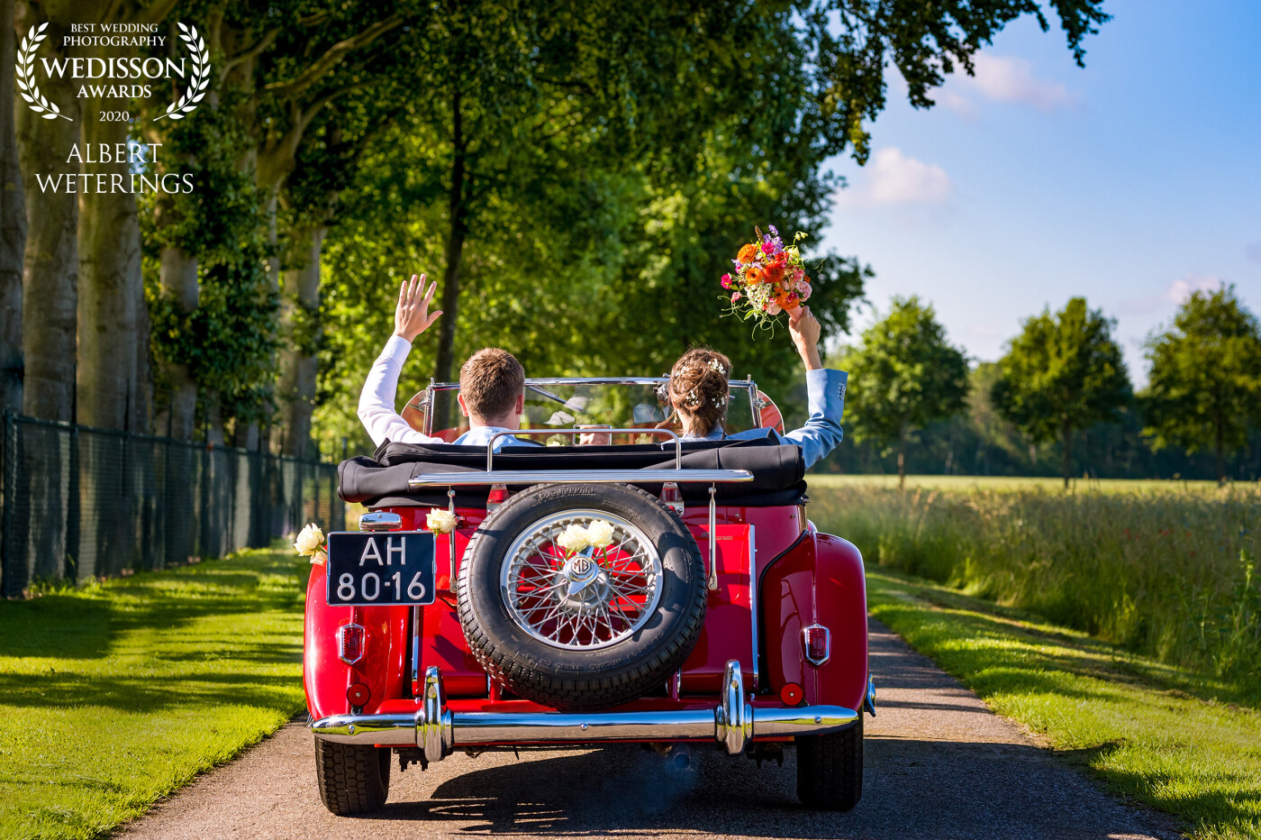 A beautifull day, lots of love and happiness, a great and handsome couple and an old MG sportscar. All we needed for this beautifull picture!