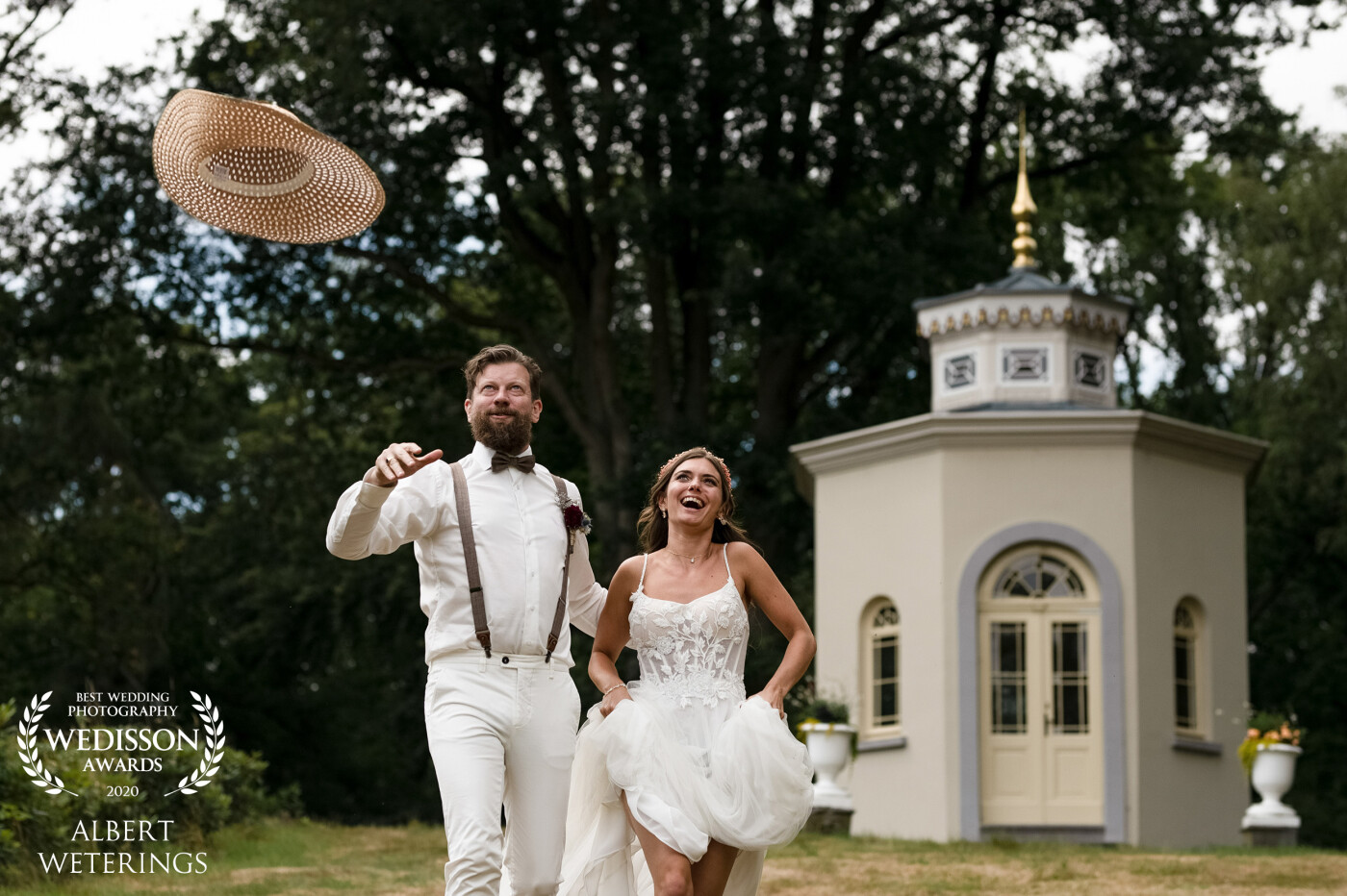 Getting married is a fun day, so let's show it to everyone! And they did, all day long. Dutch girl and groom from New Zealand, perfect match and a day full of love and lots of champagne.