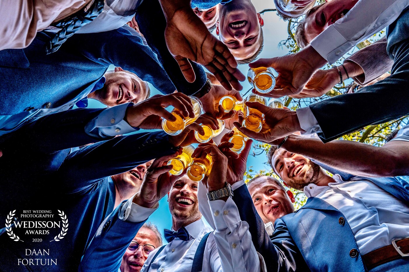 Men & beer!  The perfect combination ;)And a fun way to open a group photo session with the groom's best friends ;)...cheers!!
