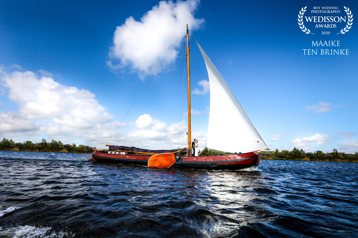 A lovely reportage in the Netherlands! During the wedding reportage, the bridal couple went sailing in a boat. The weather was fine and I was allowed to make a few laps around the boat in a lifeboat! A great day with beautiful pictures!