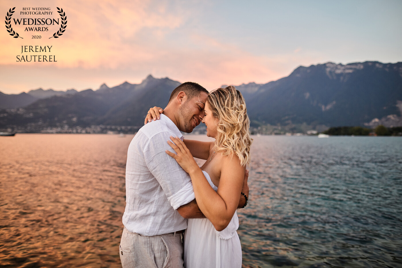 During an engagement session, we took advantage of a splendid sunset to take some photos on the shores of Lake Geneva. The moment before the kiss is I think one of the most beautiful!
