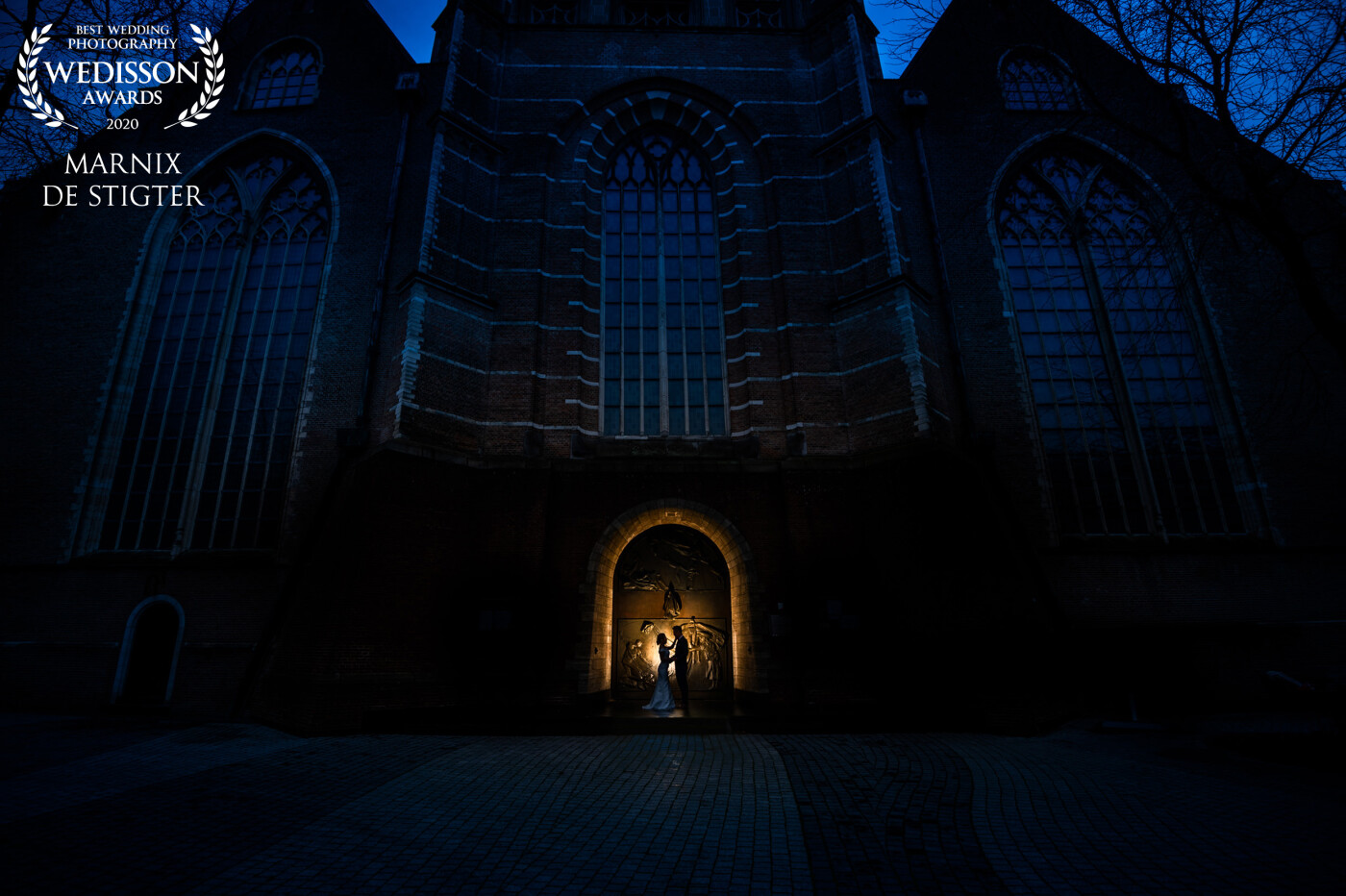 In this shot, the beautiful brass door of the Laurenskerk in the city of Rotterdam played a central role. The cold winter weather combined with the warm light behind the couple made for a nice contrast.