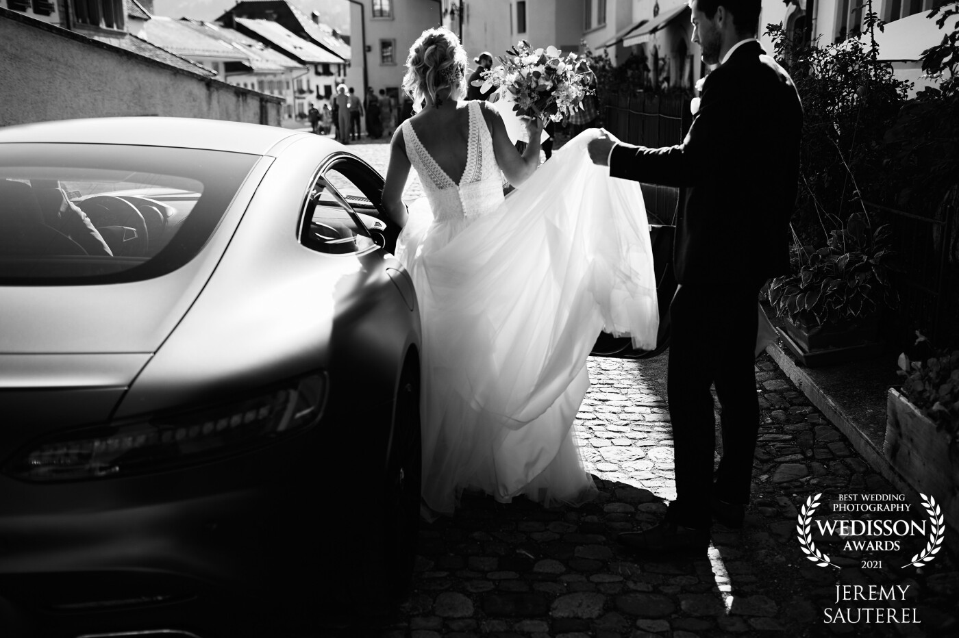 Simply a moment in the life of marriage! The husband helps his wife get into the car a few minutes after saying yes! A photo was taken by pure chance!