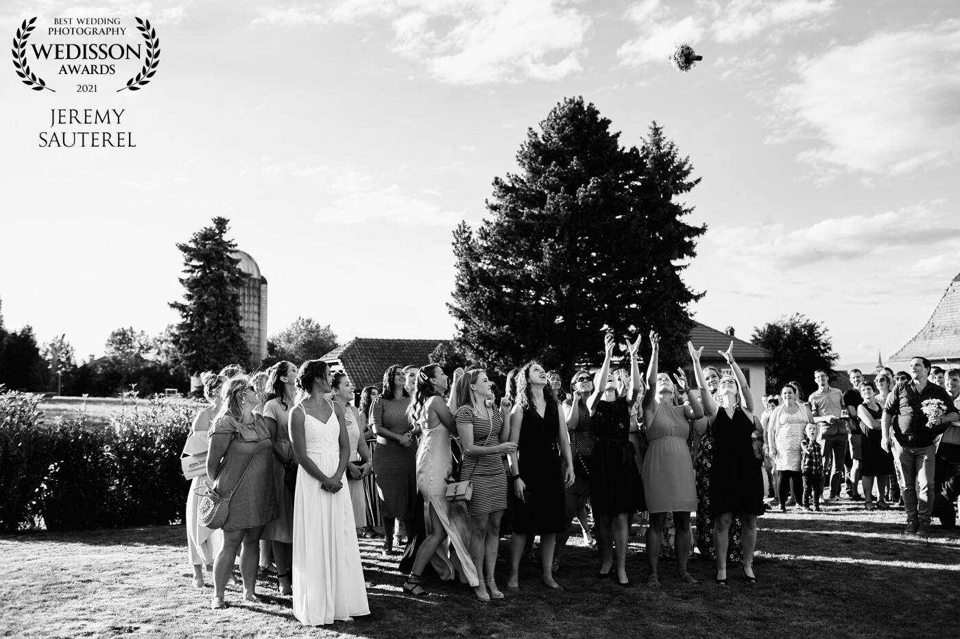 A magnificent bouquet toss where many people wanted to catch it! A soft light, a really cool atmosphere, and the bouquet placed where it is needed!