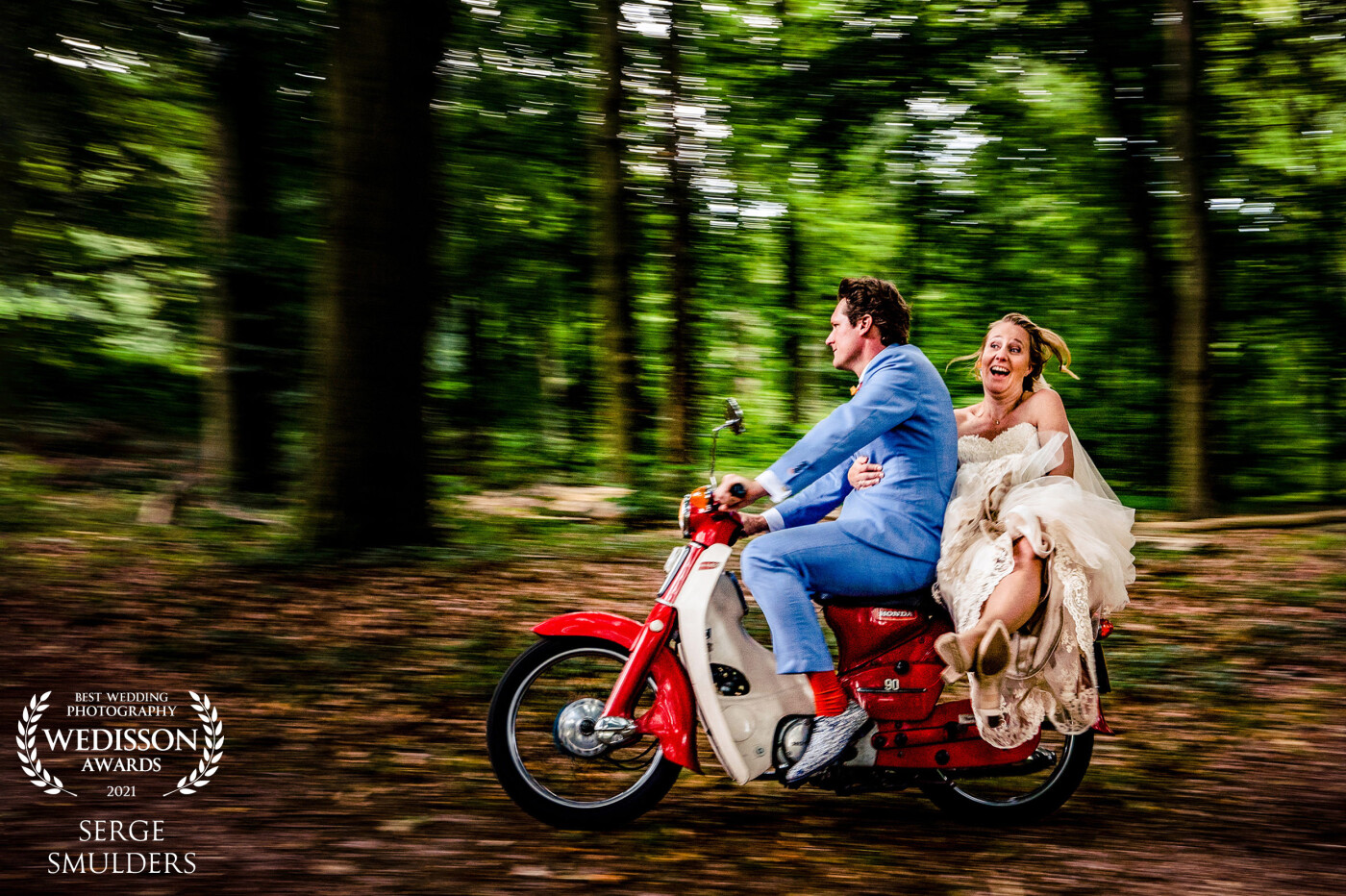 What a great wedding this was! The scooter was the second love of the groom :) so his scooter had to be in a picture for there album! I used the panning technique together with an off camera flash!