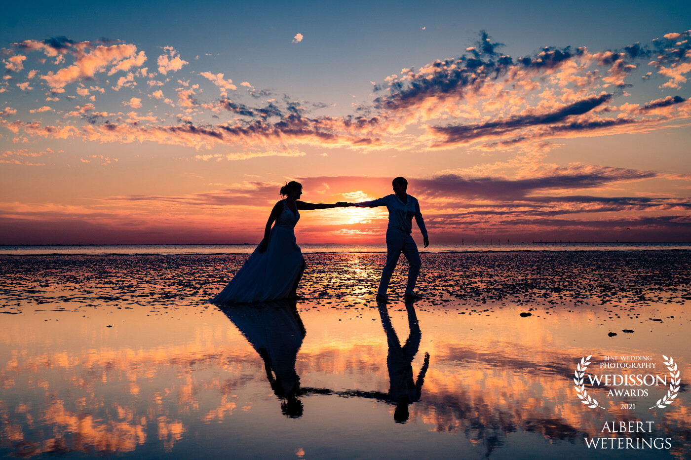 Our most crazy, funny couple of the year. Yentl & Marijke were not afraid of anything. Water & sand? No problem. Lets enjoy this great sunset on our weddingday they said. What a romantic result!