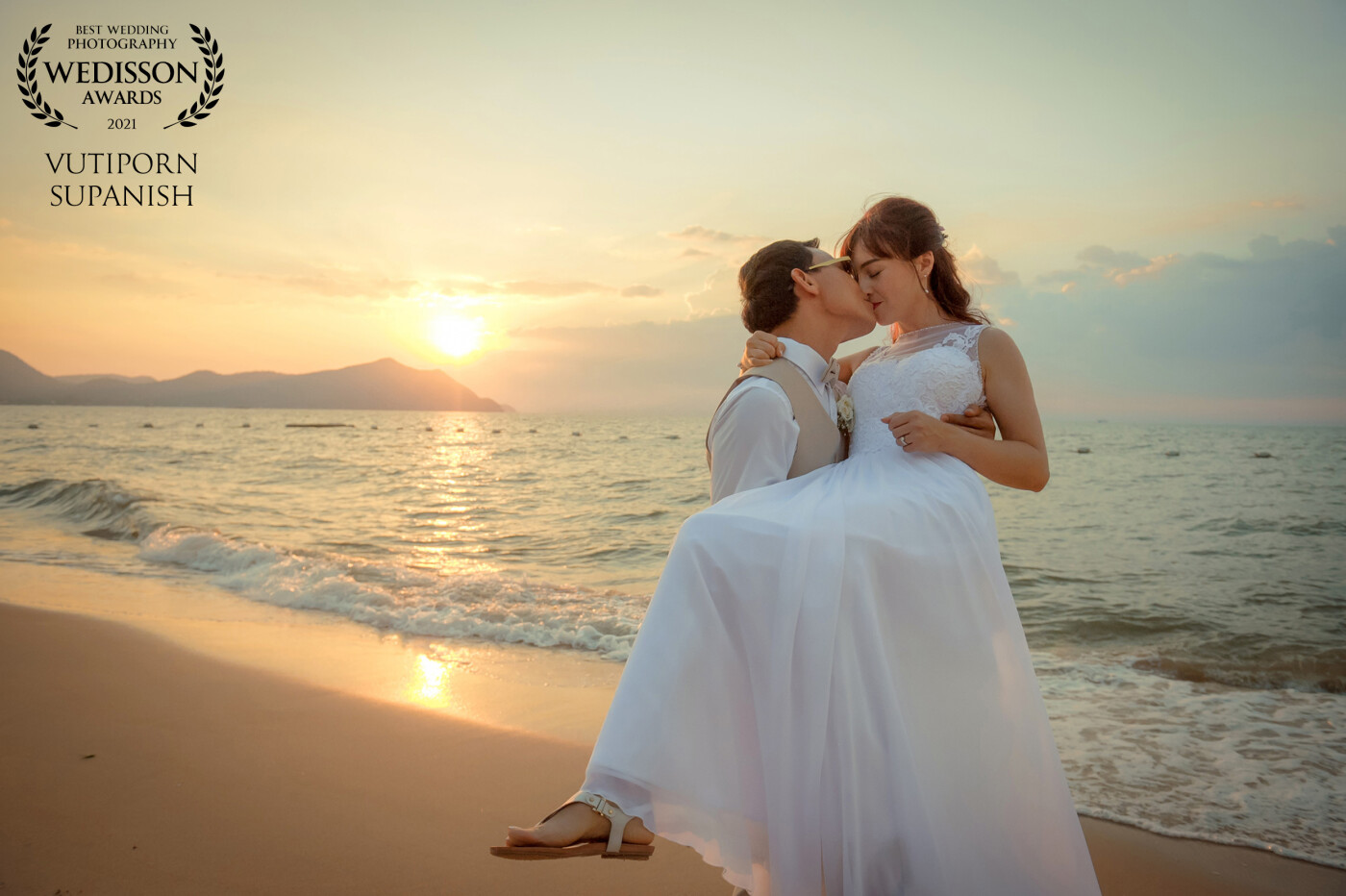 It's one of my very cute newlyweds. The couple flew back from the Middle East to catch the sunset with a sandy beach wedding. You deserve it. Then the vision of their dreams had actually come true.
