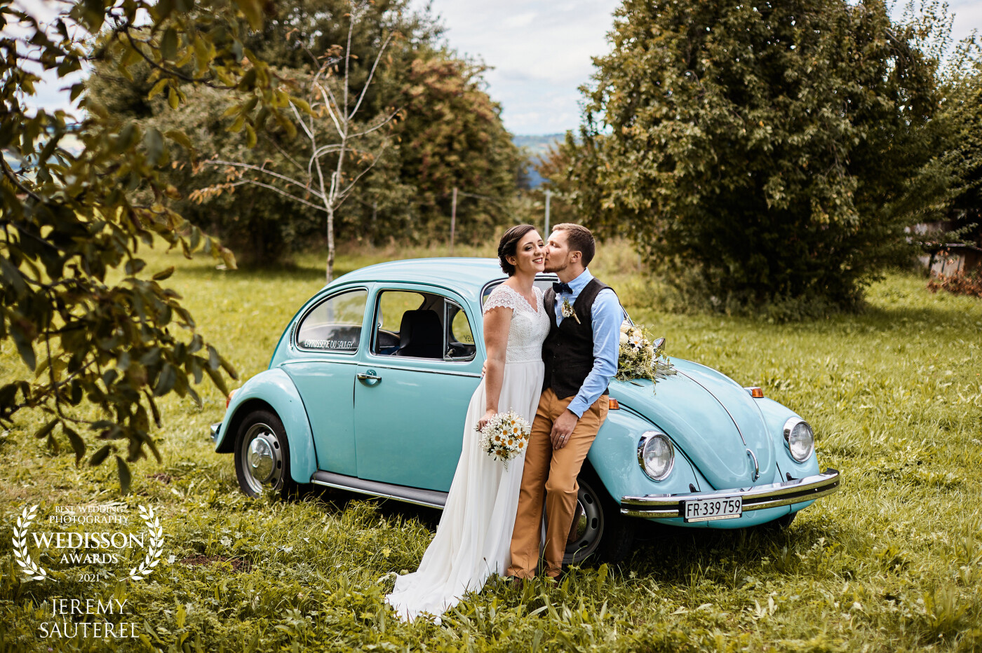 What a beautiful car for a bohemian wedding. We took advantage of this magnificent place, with many fruit trees to keep a photo memory of this very beautiful Beetle!