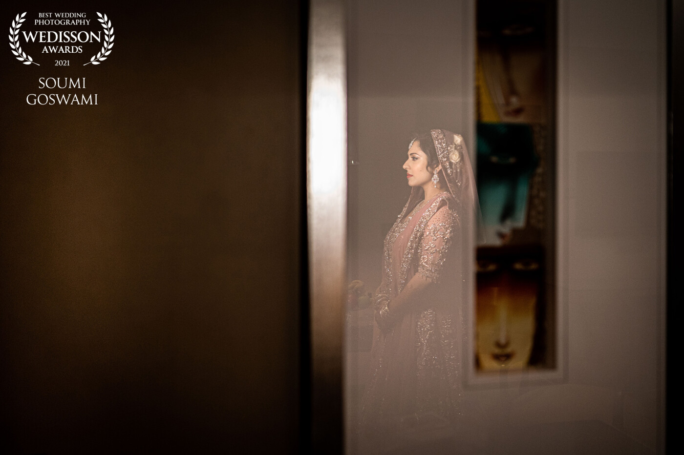 This wedding was really special, it was our last wedding before covid-19 entered and disrupted our lives last year. Our bride Jehan was getting ready for her walima function, and documented her through this painting in her room at Taj Lands End. Making use of what's available in the vicinity and creating memories:)