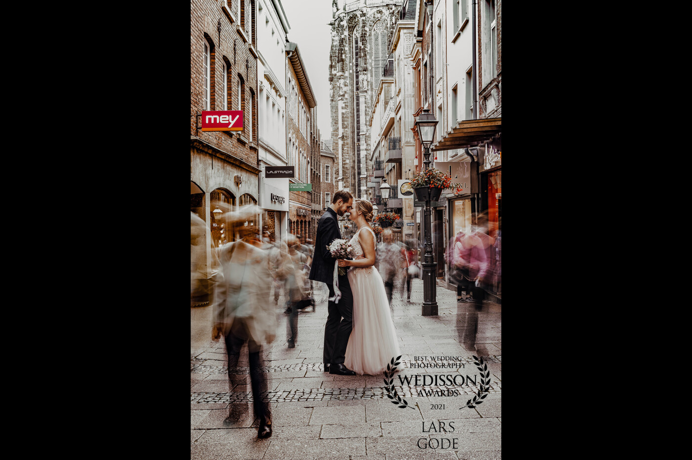 Love makes time standstill. In the middle of the city center of Aachen, this wedding couple lets time standstill. No matter what happens around them - nothing can distract their love. Maybe another form of lockdown.