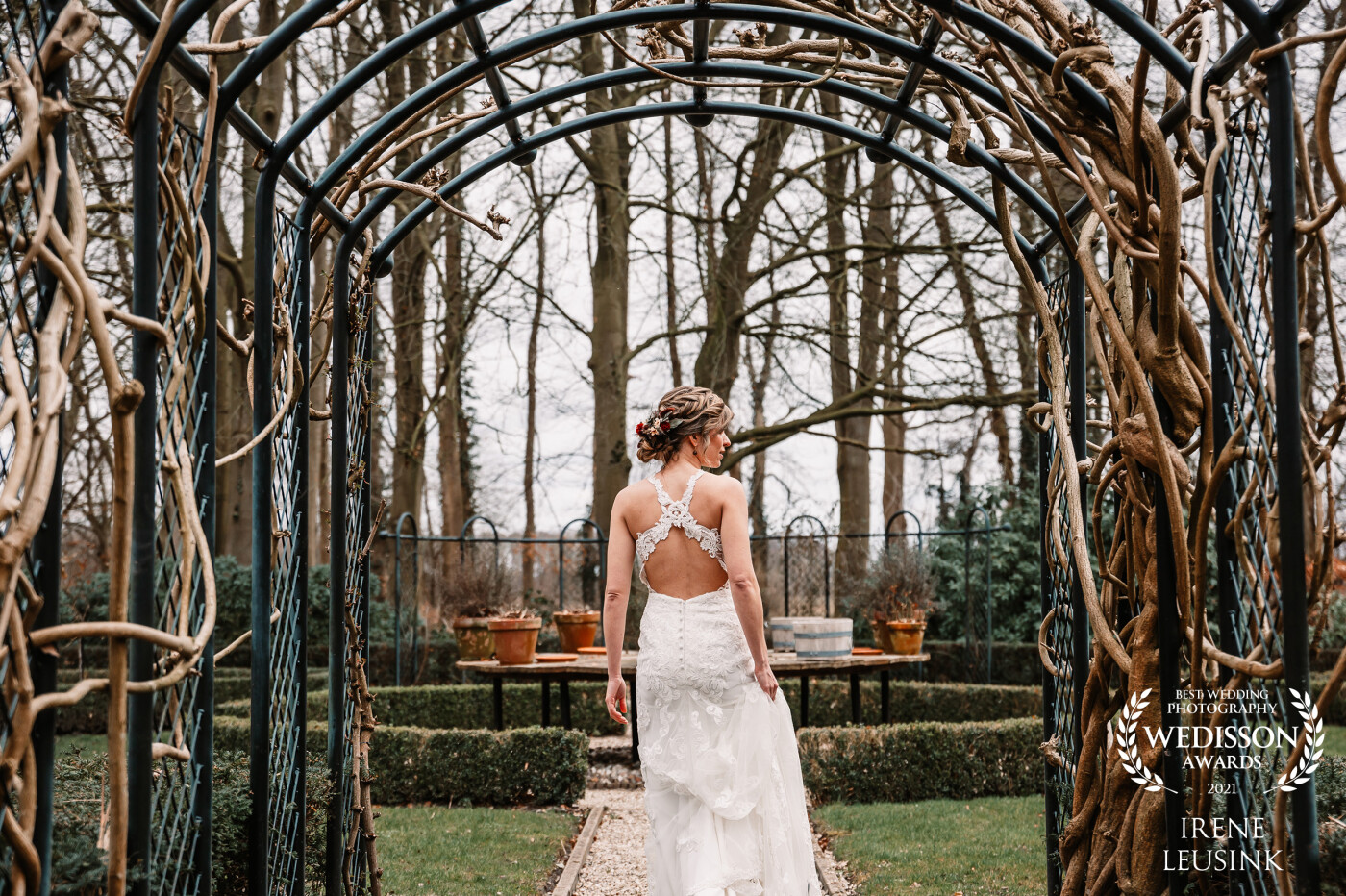 This dress is extremely beautiful when hanging down. The train is long and covered in the most beautiful lace. But the moment the bride picked the dress en train up a little bit to walk down this castle garden path I saw this picture in my head. It turned out exactly the way I hoped it would.