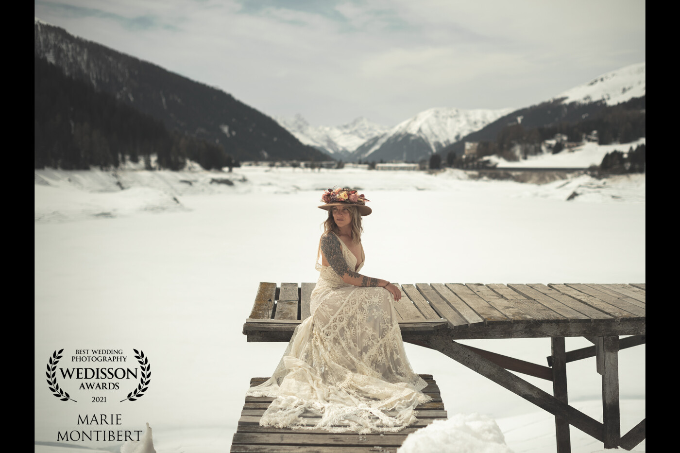 Davos...The famous swiss ski resort is known in the entire world. It's where I and my couple spent time for a weekend. We enjoyed a styling shoot on the edge of the lake! Something different to create beautiful memories for the couple!