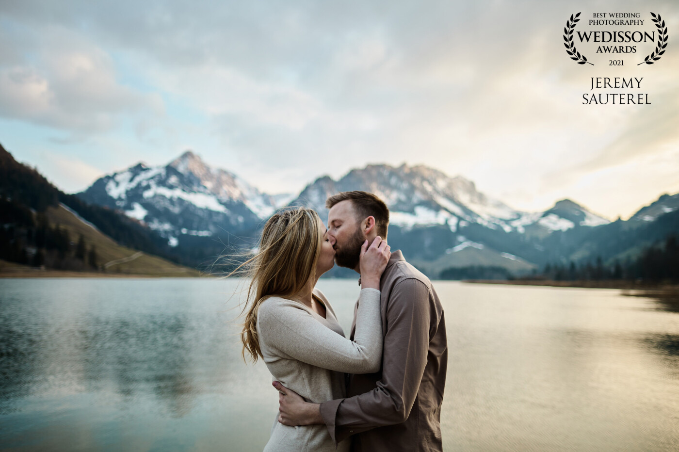 An engagement session as I like it! At the end of the session, a few minutes before drinking a small beer, the eyelash became magnificent! We were in an extraordinary place, at the edge of a mountain lake, the sky embellished this place even more and made this moment magical.