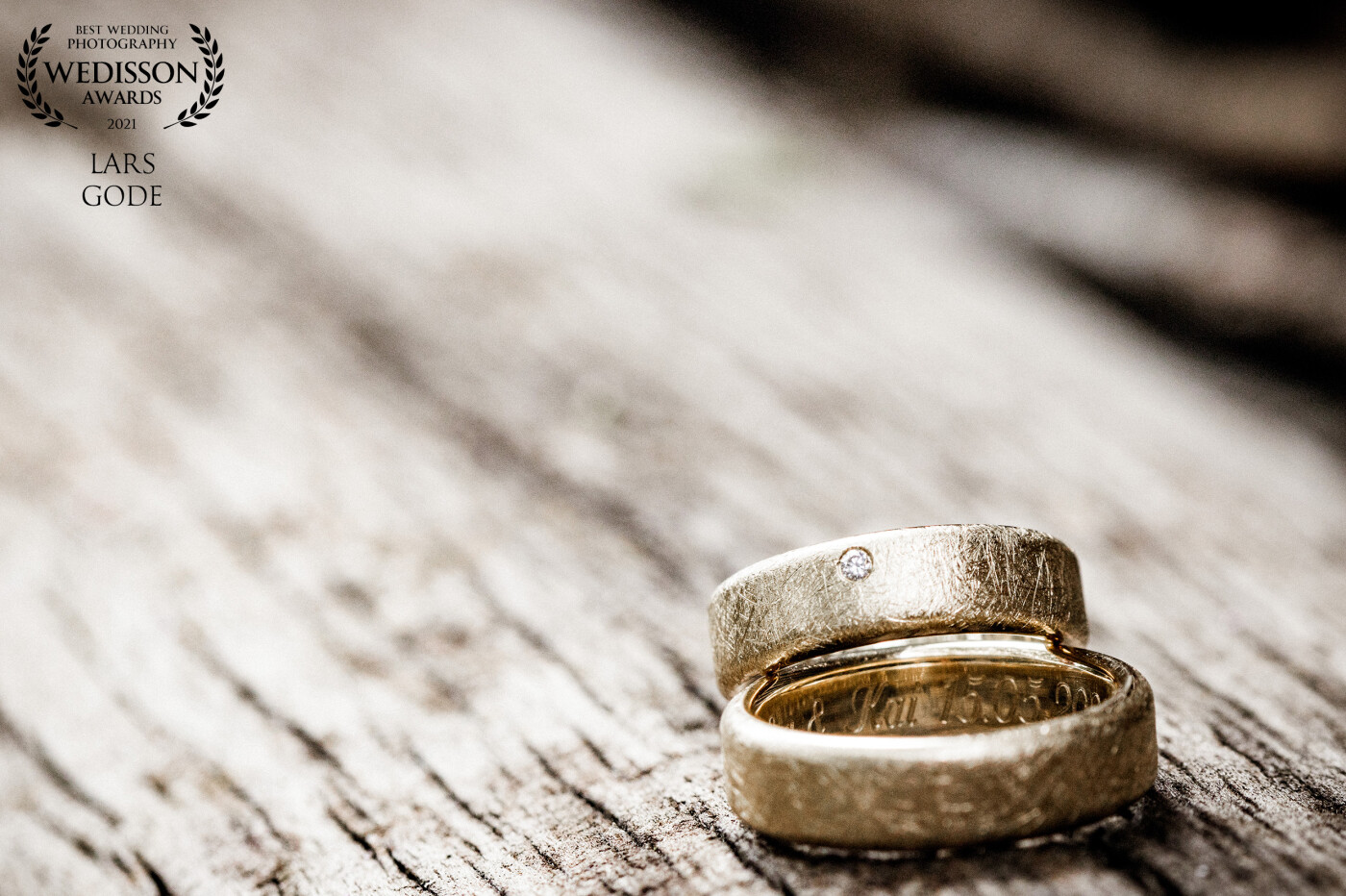 Rings as a sign of infinity always have a special meaning on the wedding day. This small and yet so important item simply deserves to be shown in the right light. I love the wedding photographer's ability to free up the time for a close inspection.