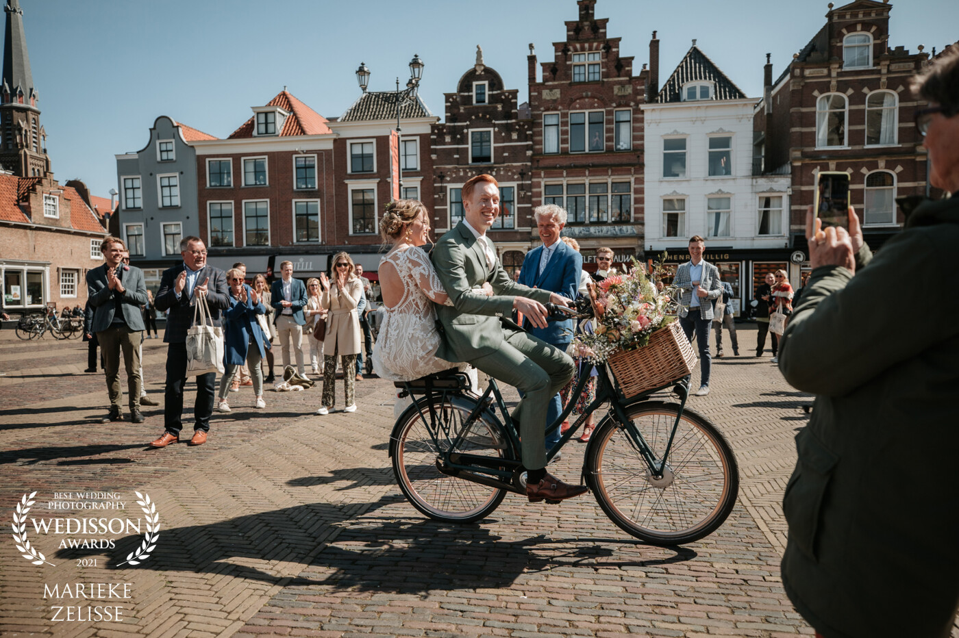This couple had a city wedding in my own city, Delft. We did everything by bike this day! Normally the couple arrives by car at the city council, but Maaike and Guus made their entry by bike!