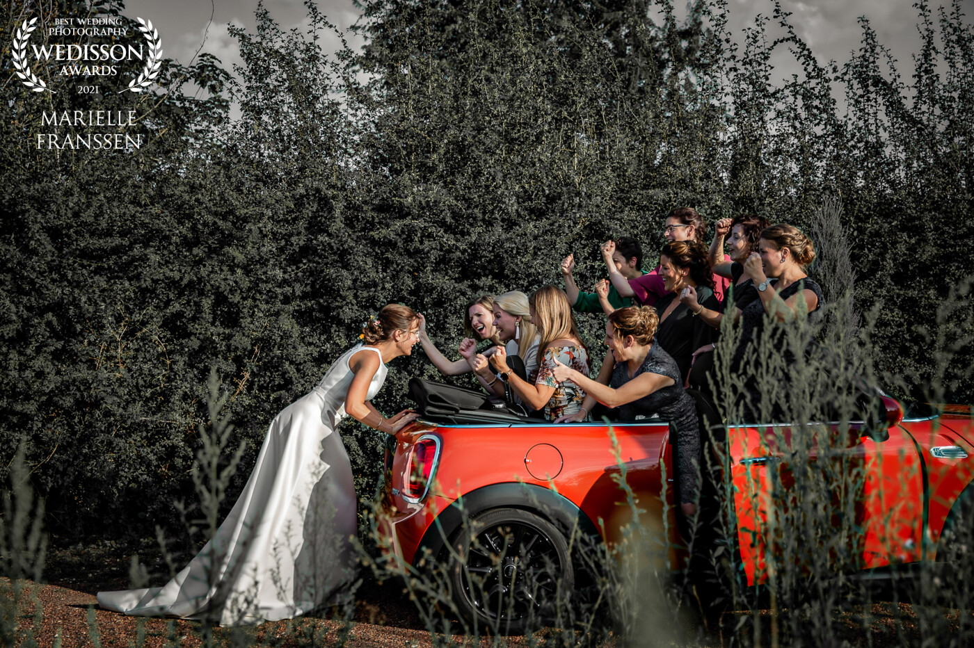 How many lovely ladies fit in a Mini? If you want your best friends at the party you have to put some effort in. No problem for this powerful bride. There's just one beautiful Mrs. who's got to take a walk to the wedding. Just a picture for fun, and it was absolutely such a funny moment.