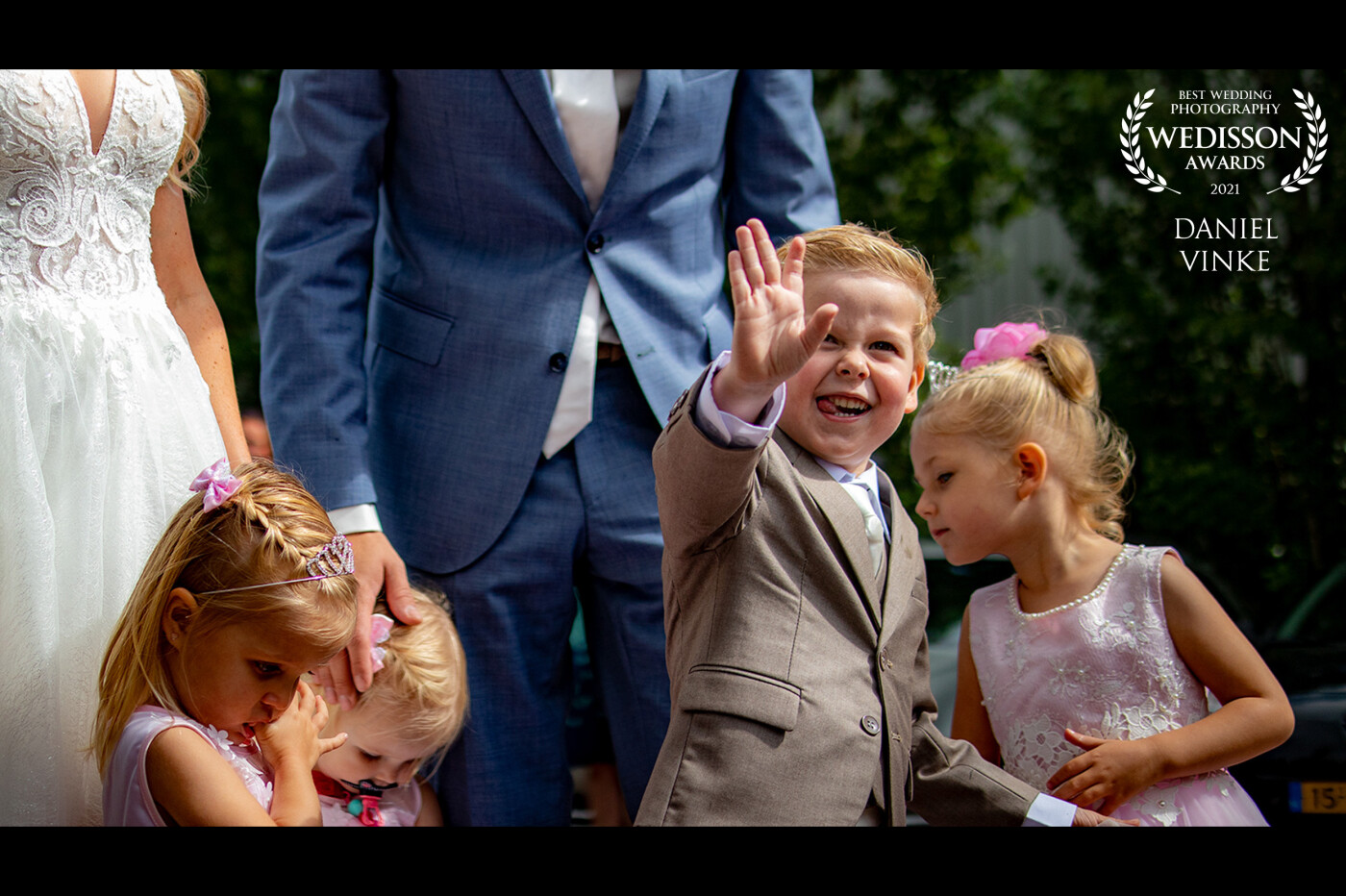 It's always a big moment when the bride and groom meet their wedding guests for the first time. This time their son took over the arrival on the wedding location. He owned this moment like a boss!