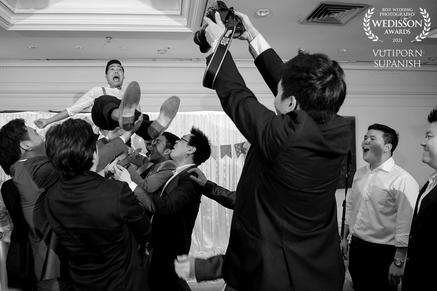 With the groom is very much loved by his friends. Of course, friends who attended the event had to celebrate the groom very much. Catching the groom toss to celebrate is a great fun for the groomsmen.