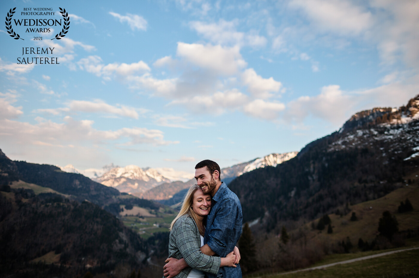 An engagement session in the middle of the Gruyère mountains. A calm, peaceful place, just the bride and groom, their smile, their love and me!