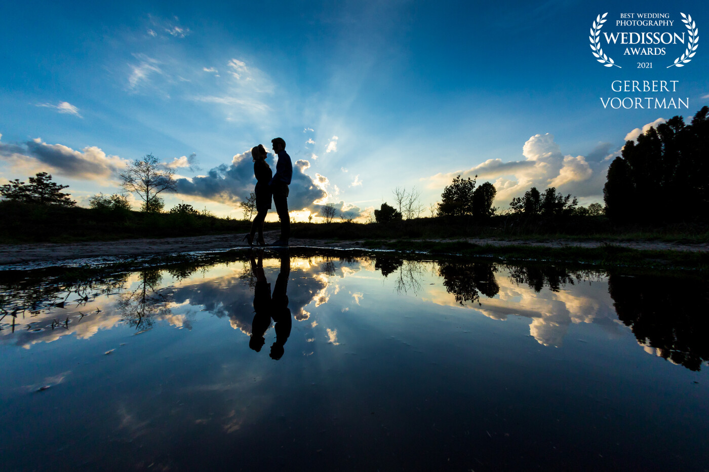 Rain, rain and more rain, that was spring 2021 in the Netherlands. Planning this pre-weddingshoot at this moment and time was a bit lucky, mother nature and my 15mm fisheye did a great job. 