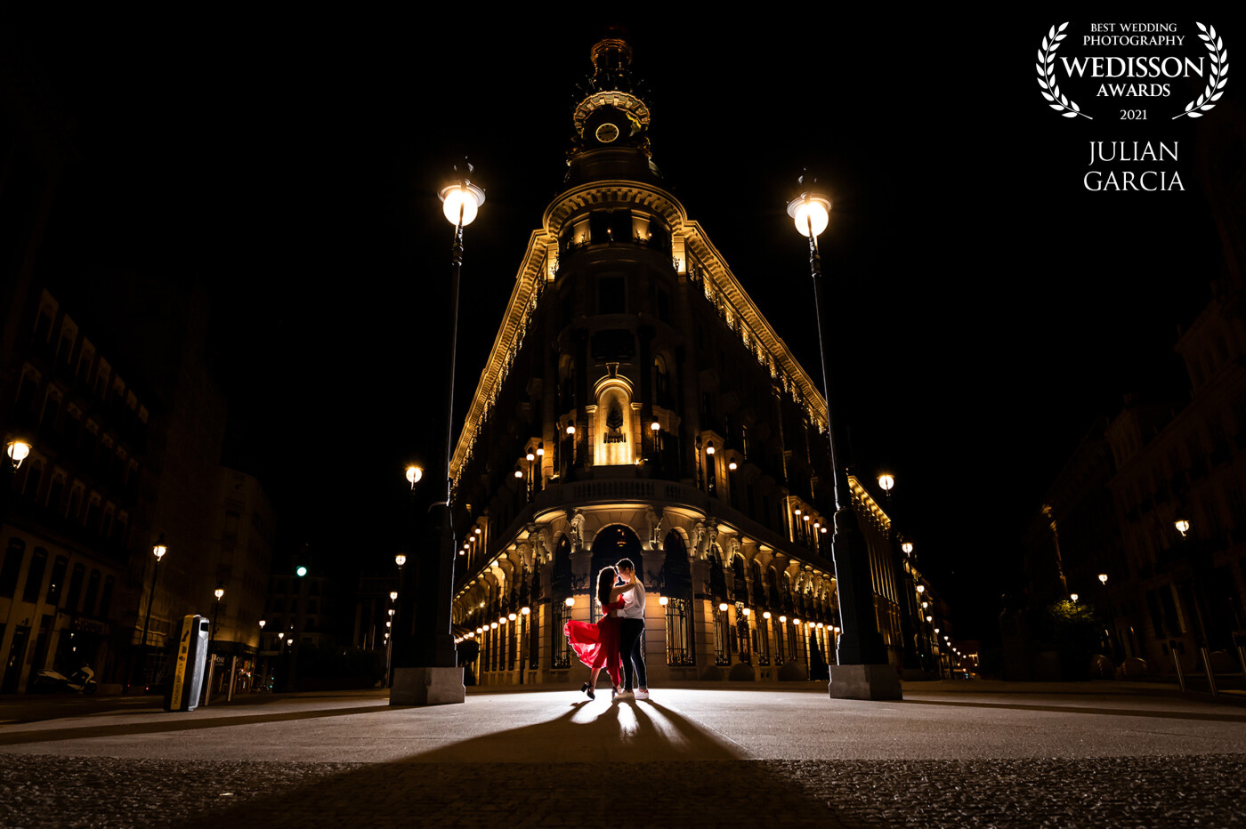 Pre-Wedding in Madrid making the night a special night, two days in the capital with an excellent partner, you cannot ask for more, the result is more than evident, the secret of light makes magic when you know how the final result is, thank you thank you thank you.