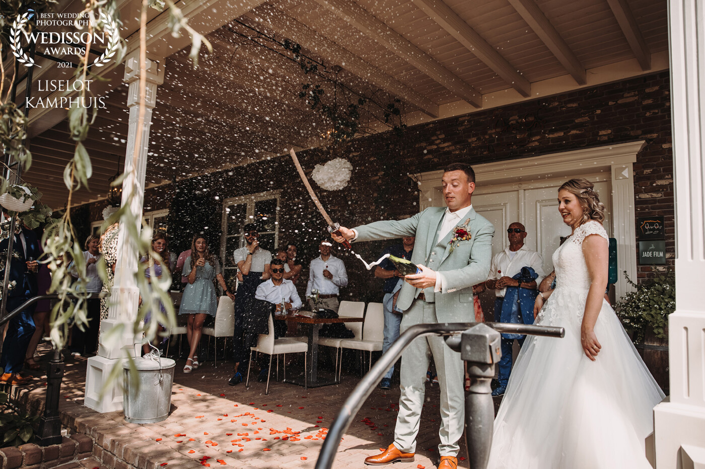 Het sabreren is altijd een spannende en hele toffe gebeurtenis op bruiloften! De blikken van het bruidspaar maken deze foto naar mijn mening helemaal af.