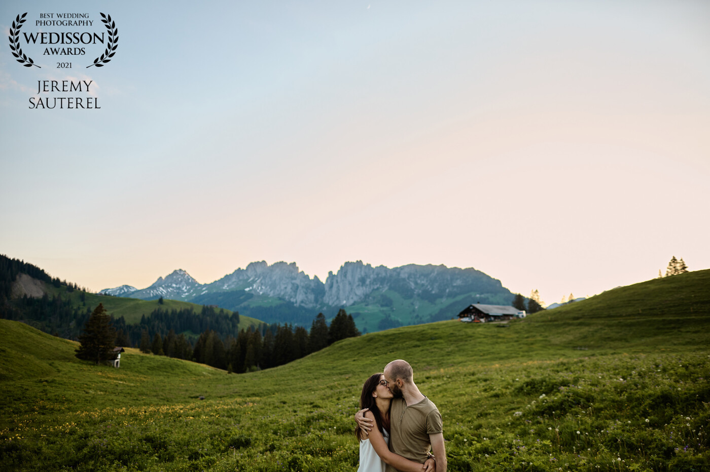 This place is paradise on earth, near the Gastlosen, also called the Swiss Dolomites! A magnificent golden hour, we can also see behind the couple a traditional Swiss alpine chalet.