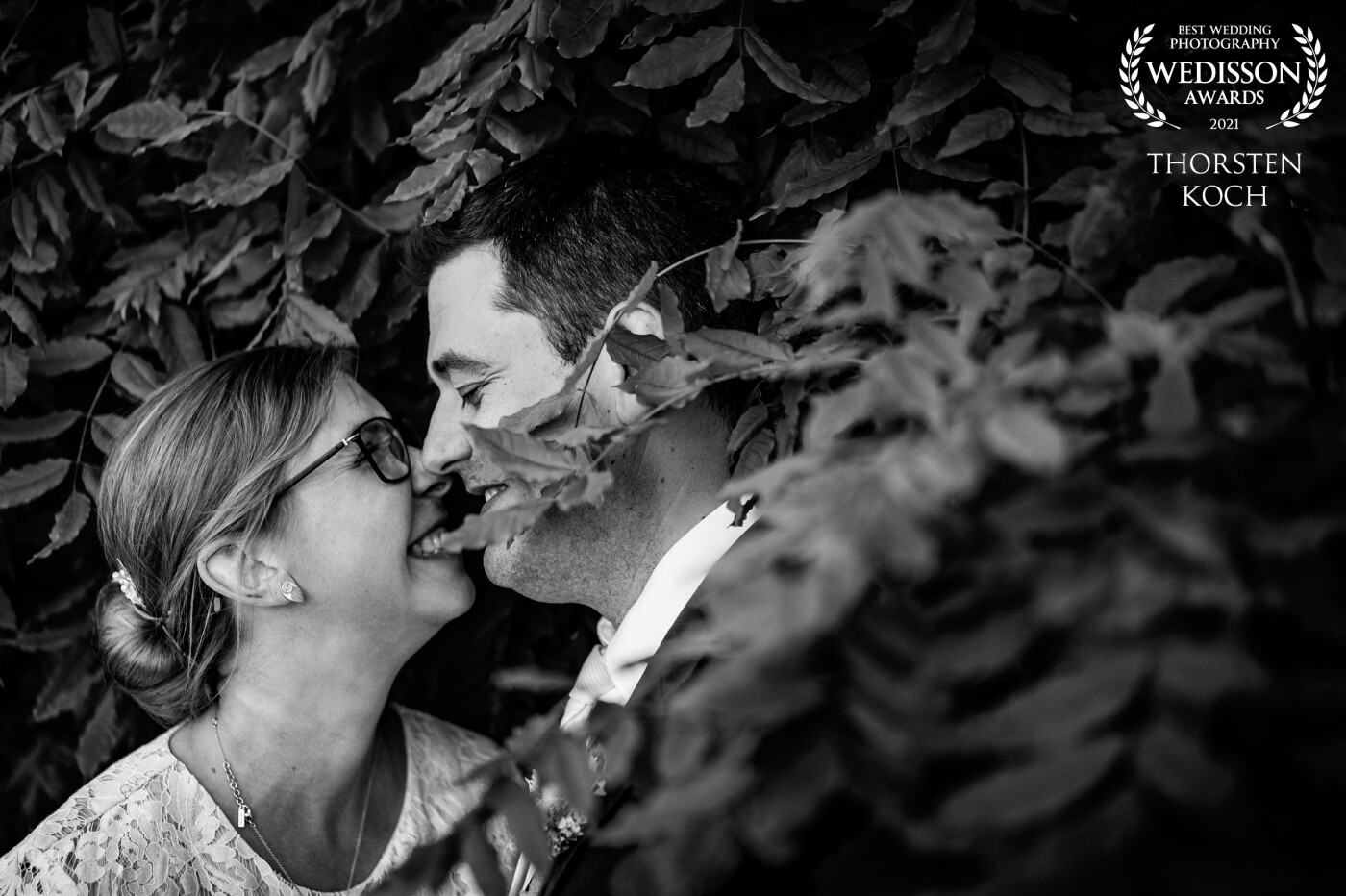 This photo was taken on the first wedding this year. After the ceremony there was almost half an hour to cheer with family and friends before it startet raining with no end so we decided to do an after wedding shoot zwo weeks later. Best decision for that day...so this photo was taken on a green plant wall in front of a middle age castle and no became wet ;-)