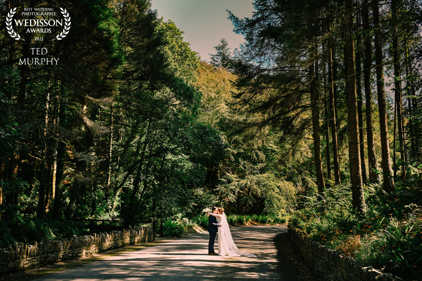 Robyn & Trevor in the beautiful village of Rathbarry, West cork. They had a fabulous picnic and champagne ready for their guests once they left the churchyard and the party began then at the world-famous Inchydoney Island Hotel & Spa.