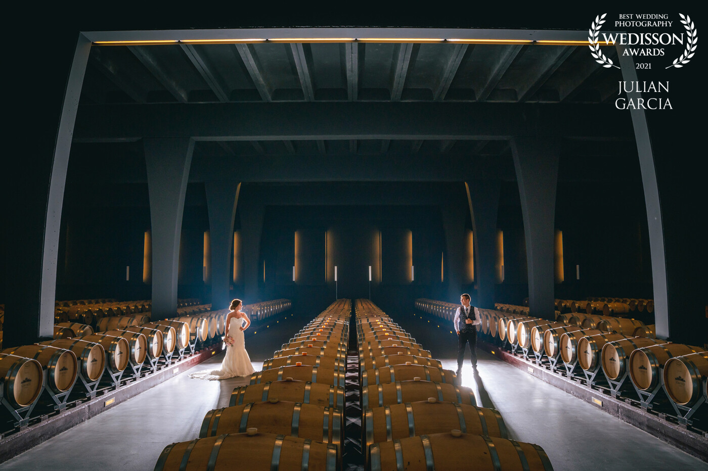 Sommos is a place recognized for the elegance of its wineries, if we add this newly-married couple there and the appropriate lighting, we will make it the best event winery that exists. Thank you Jonathan & Rosaura