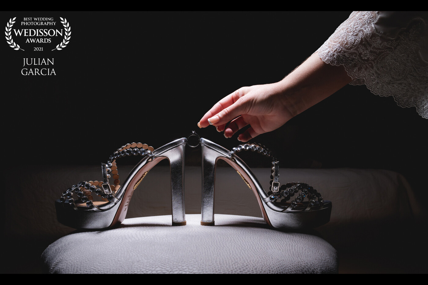 The most important complement of a bride, elegant inside and out, is the piece that brightens the dress, moments before the wedding where we capture incredible moments, moments where all those nerves relax.