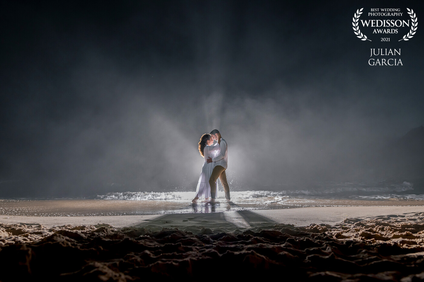 I always think that the beach gives you what you don't expect, the mist of the night gives you a spectacular photo with the appropriate lighting, a pre-wedding where nothing was missing, a romantic movie ending.