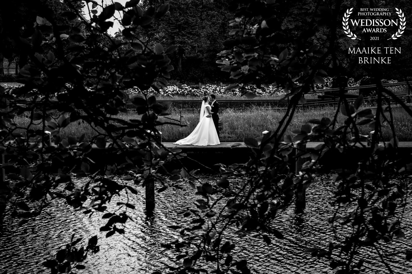 During this fine wedding in May it was very windy. It was a challenge to photograph the bridal couple between the leaves, but a very nice challenge, with this photo as a result.