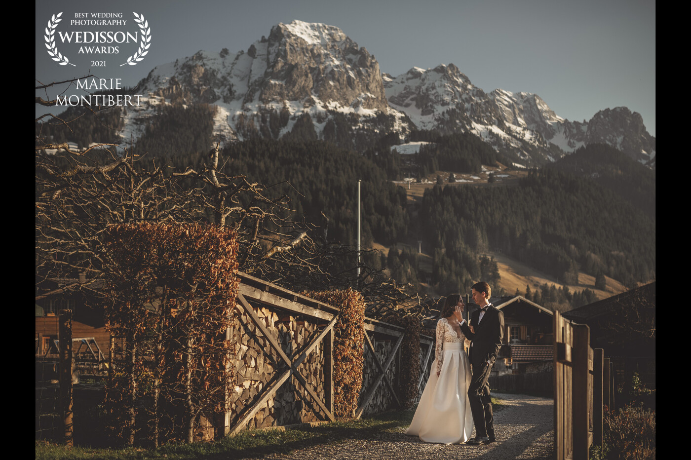 The day before the lockdown and the beginning of ths cray COVID crisis, two persons chose to get married. In the middle of swiss alps, at the bottom of the mountains, like a suspended moment before the storm this couple enjoyed a time of serenity. They're right!!!