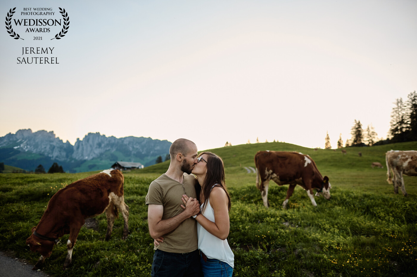 A few cows, pretty mountains, a beautiful light, a future married couple madly in love, this is the recipe for a beautiful photo! Cows are really important :)