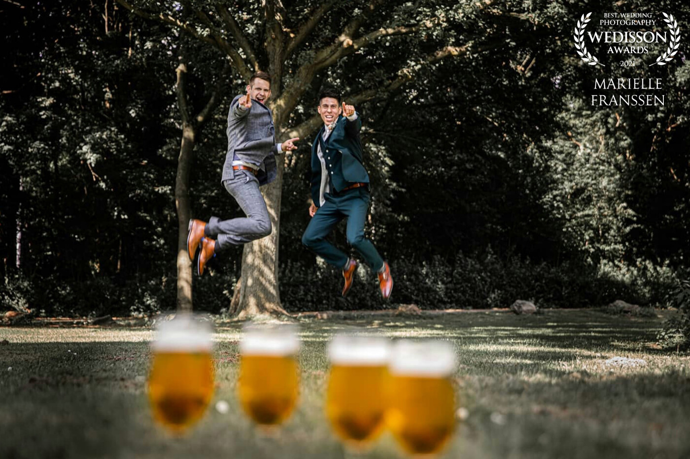 The groom with his best man! Even een vreugde-momentje om het ja-woord te vieren! Daar moet natuurlijk op gedronken worden! CHEERS!