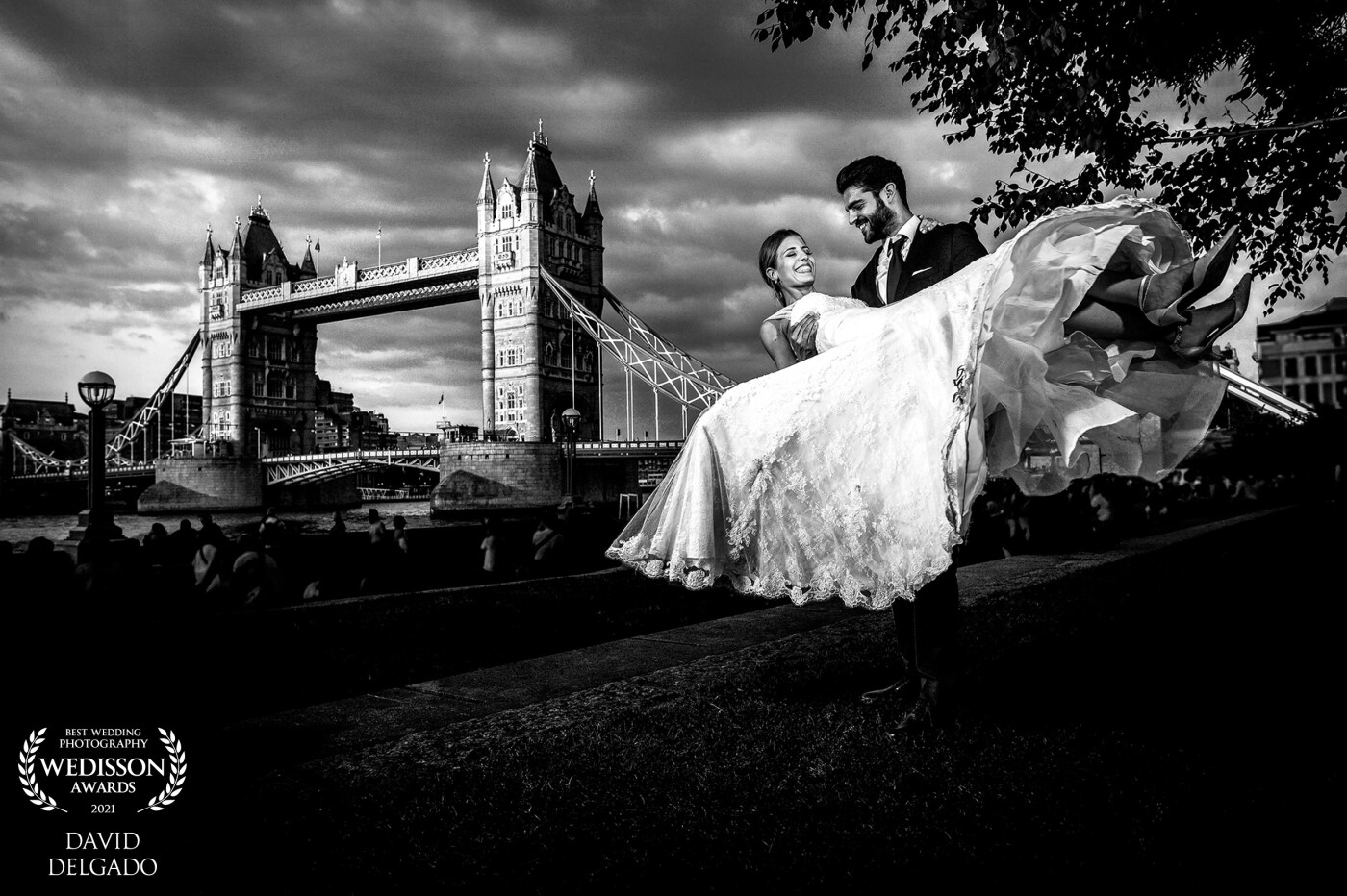 We fondly remember Cristina and Carlos's report, everything was perfect, the city of London showed its best clothes for this day. This photograph was taken near the popular Tower Bridge and it was a very funny moment between this beautiful couple.
