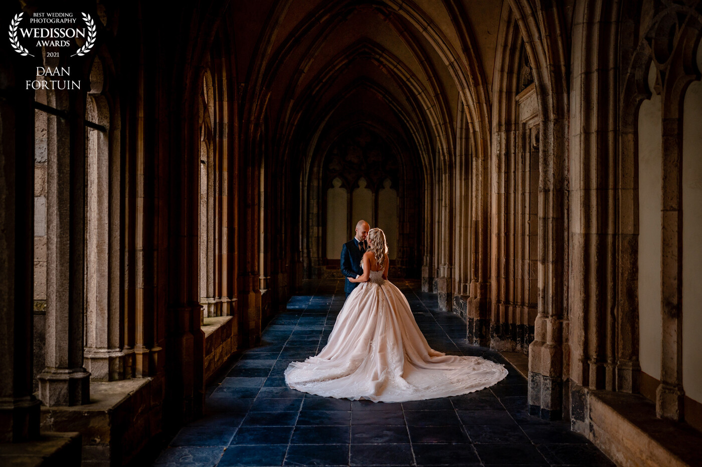 The old monastery near the old Dom church in Utrecht is such a beautiful location.. On rainy days one of the perfect locations for a photoshoot.. and this dress just amazing!