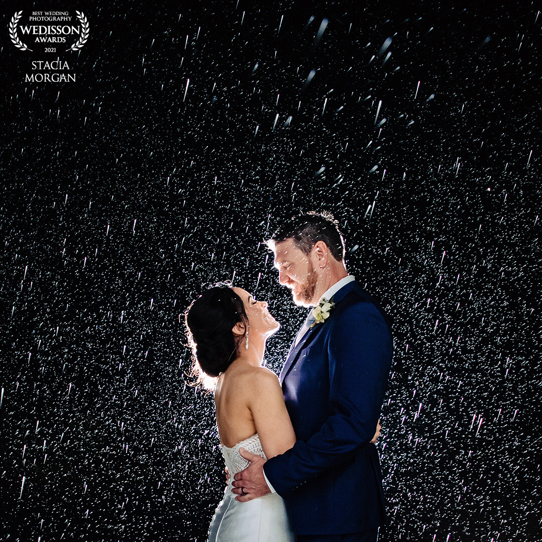 There’s nothing more magical than rain photos on a wedding day. I absolutely get giddy when it rains. There’s something so beautiful about it!